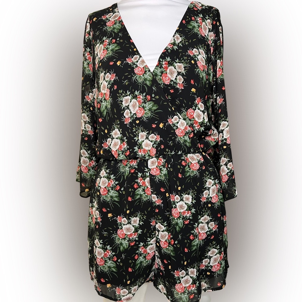 NWOT Everly Floral Romper